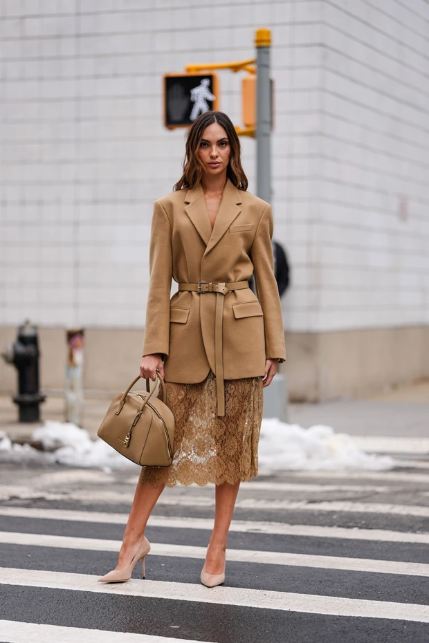 φούστα με δαντέλα