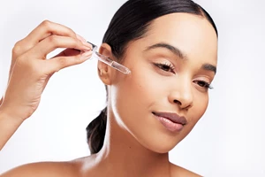 7 οροί που εγγυημένα κάνουν την επιδερμίδα να δείχνει πιο λαμπερή και νεανική