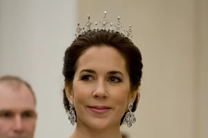 Βασίλισσσα Mary της Δανίας | Σε επίσημο δείπνο με δύο ιστορικά κοσμήματα που έχουν να φορεθούν πάνω από 140 χρόνια