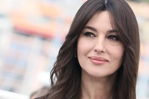 Τα ανοιξιάτικα χρώματα κραγιόν που κολακεύουν τις γυναίκες άνω των 50