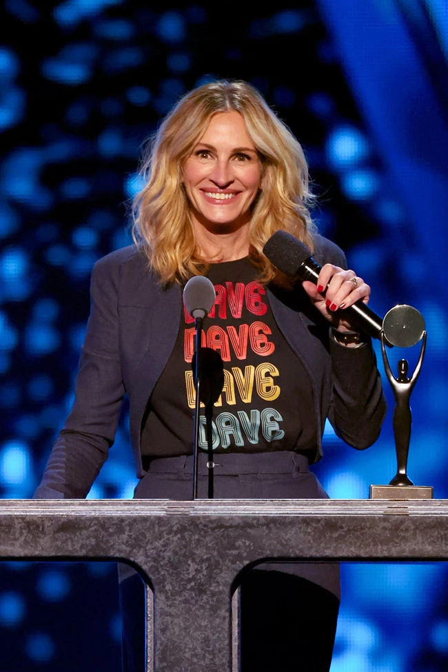 Η Julia Roberts μόλις υιοθέτησε το πιο πρακτικό κούρεμα για γυναίκες άνω των 50