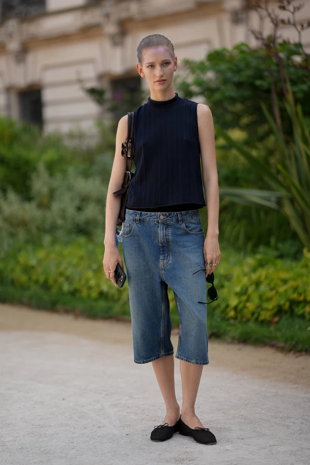 STREET STYLE LOOK ΠΑΡΙΣΙ: Denim βερμούδα με αμάνικο τοπ και μπαλαρίνες
