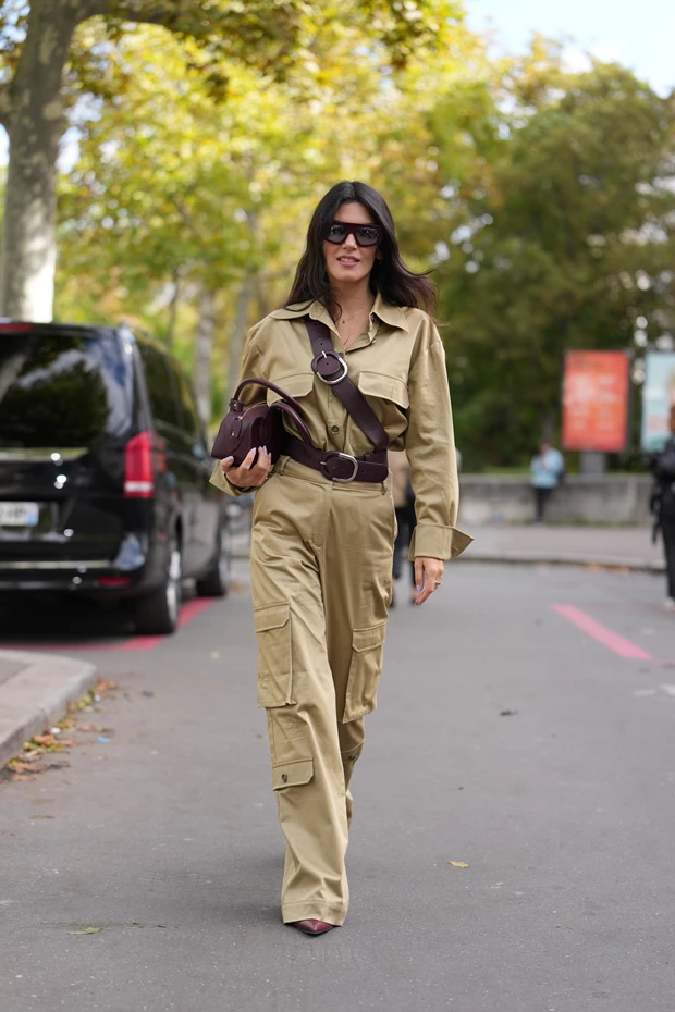 Χακί ολόσωμη φόρμα με καφέ ζώνη, utility style ντύσιμο.