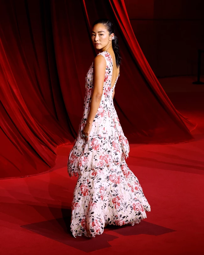 Η Greta Lee με Loewe.