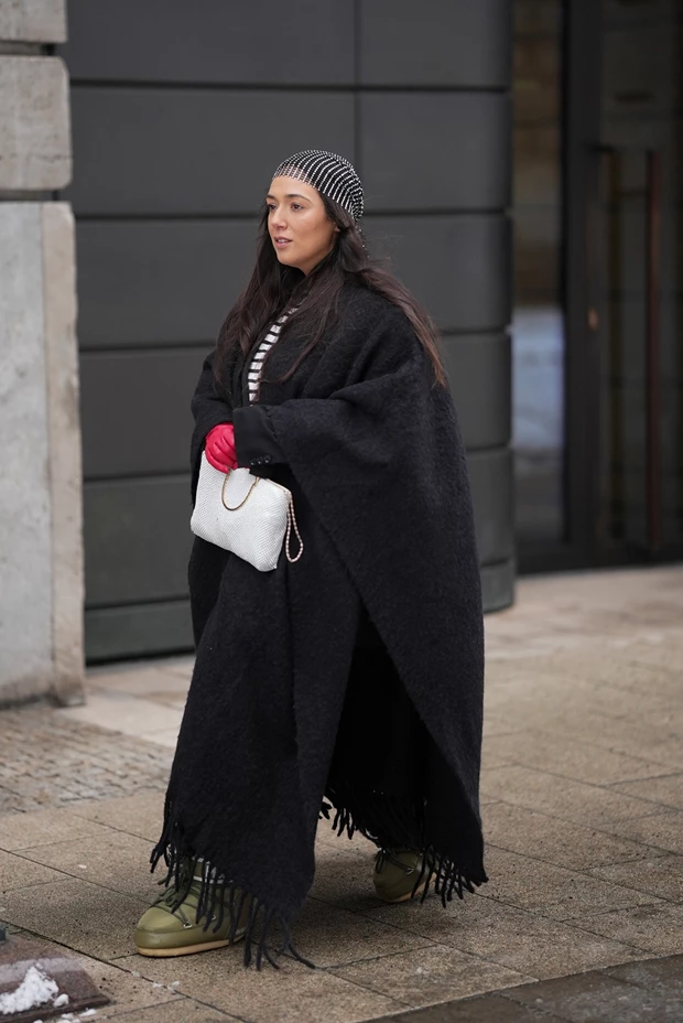 Πώς να ντυθείτε στη βροχή: με βαρύ πόντσο και snow boots.