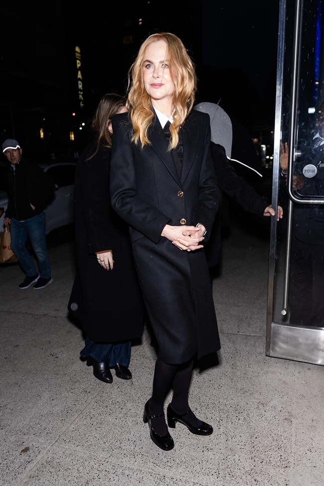 H Nicole Kidman μας διδάσκει στην πράξη πως ένα παλτό μπορεί να χτίσει μια επιτυχημένη εμφάνιση