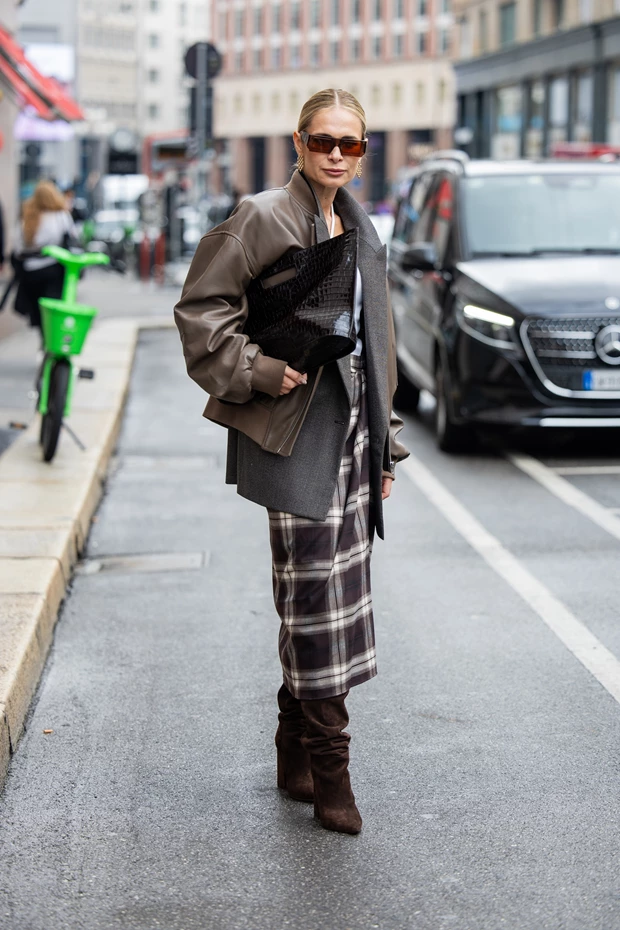 Καφέ μπότες | Οι 10 κομψοί τρόποι για τις φορέσετε το 2025