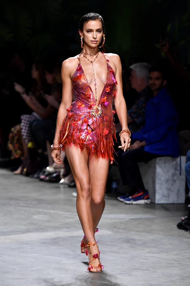 Η Irina Shayk φωτογραφήθηκε στο Μιλάνο με το πιο αποκαλυπτικό street style look