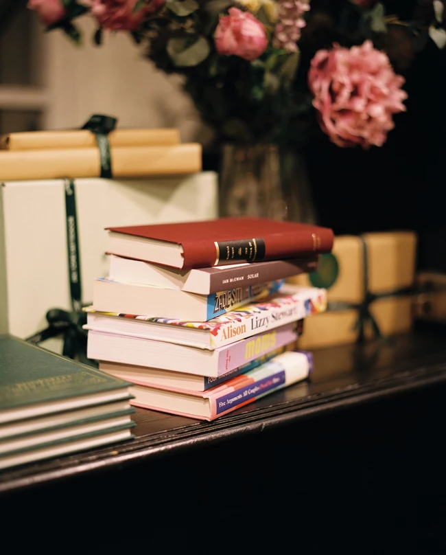 Dior Book Tote Club | Ο οίκος Dior δημιουργεί τη δική του λέσχη βιβλίου με καλεσμένους διάσημους φίλους του