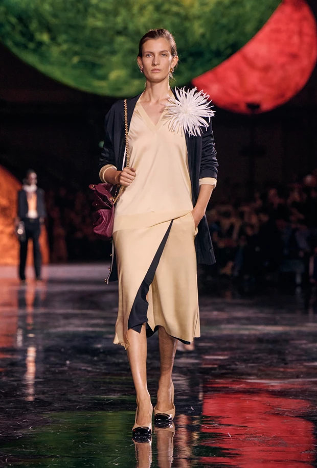 Look με λουλούδι camellia στη συλλογή Chanel Άνοιξη Καλοκαίρι 2026, σε αφηρημένο και δυναμικό σχέδιο.