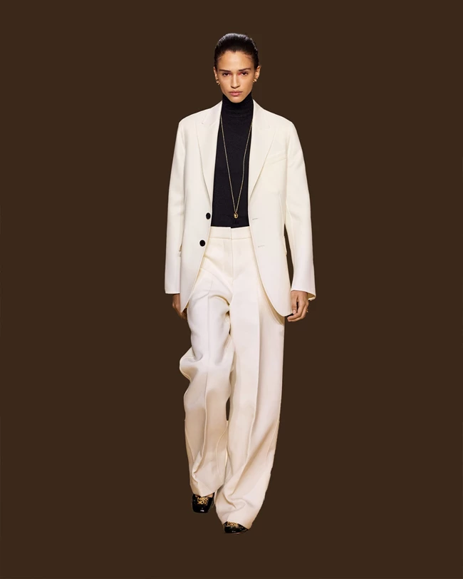 Τα blazers που υπόσχονται κομψό come back στο γραφείο