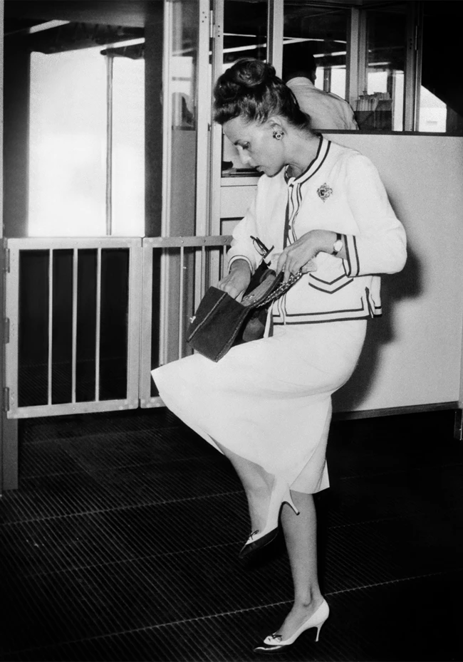 Jeanne Moreau wearing a suit and the 2.55 bag at Rome airport in 1961-CHANEL_
