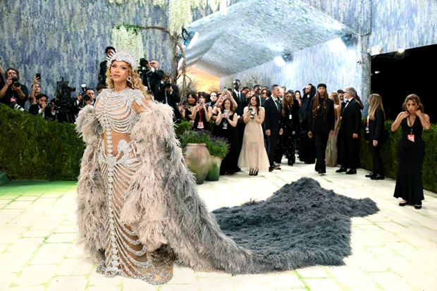 Η Beyoncé με Custom δημιουργία του Olivier Rousteing