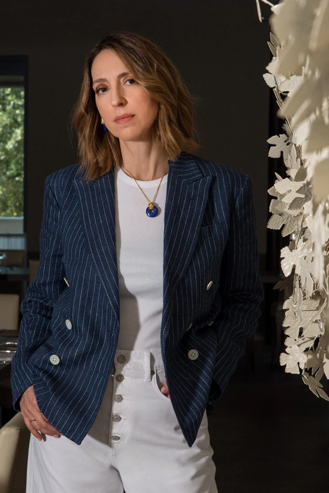 Ντορίνα Παπαλιού | H συγγραφέας μιλά στο Harper's Bazaar για όσους ψάχνουν τη φωνή τους και την περιπέτεια της γραφής