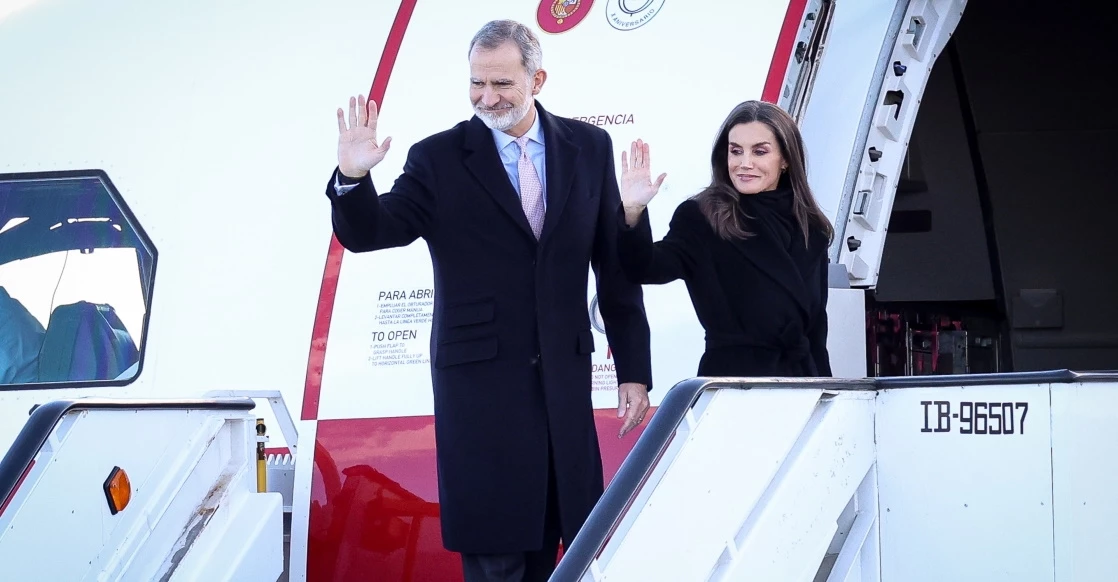 Χωρίς πινακίδες το πολυτελές όχημα που οδηγούν ο βασιλιάς Felipe και η βασίλισσα Letizia