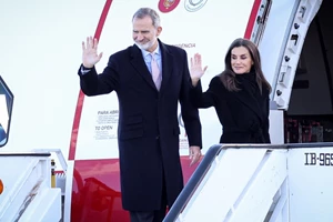 Χωρίς πινακίδες το πολυτελές όχημα που οδηγούν ο βασιλιάς Felipe και η βασίλισσα Letizia