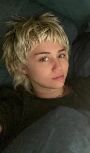 Η Miley Cyrus έκοψε ακόμα πιο κοντά τα μαλλιά της