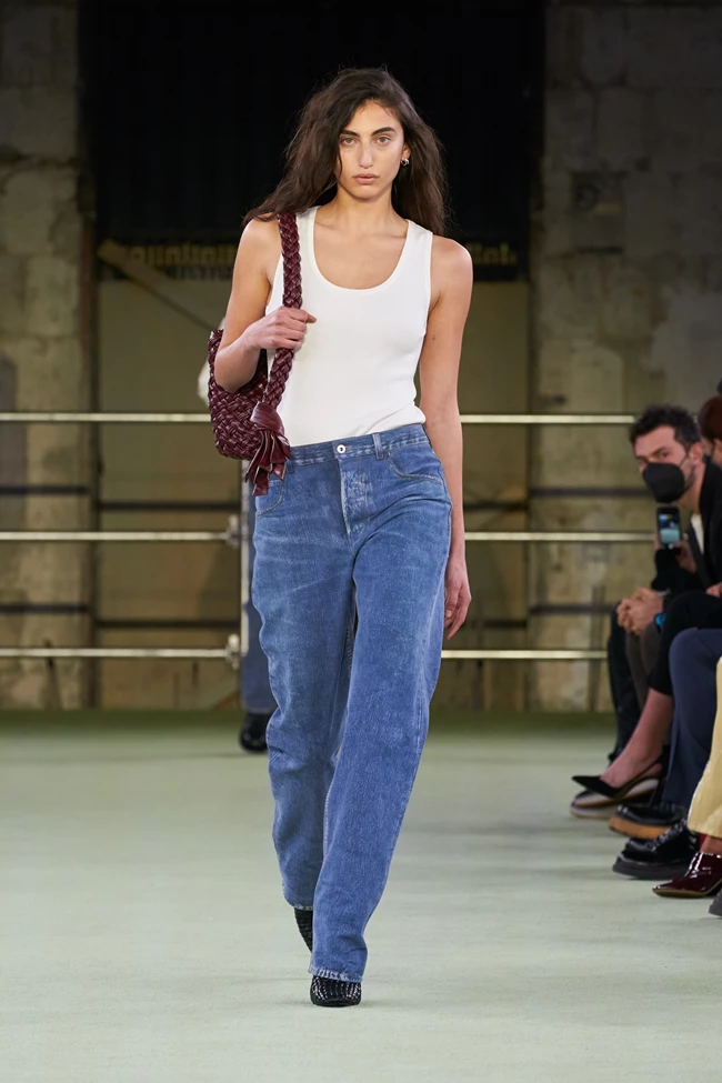 Φθινόπωρο 2022 | Ο κλασικός συνδυασμός με jeans που θα απασχολήσει τη μόδα της σεζόν