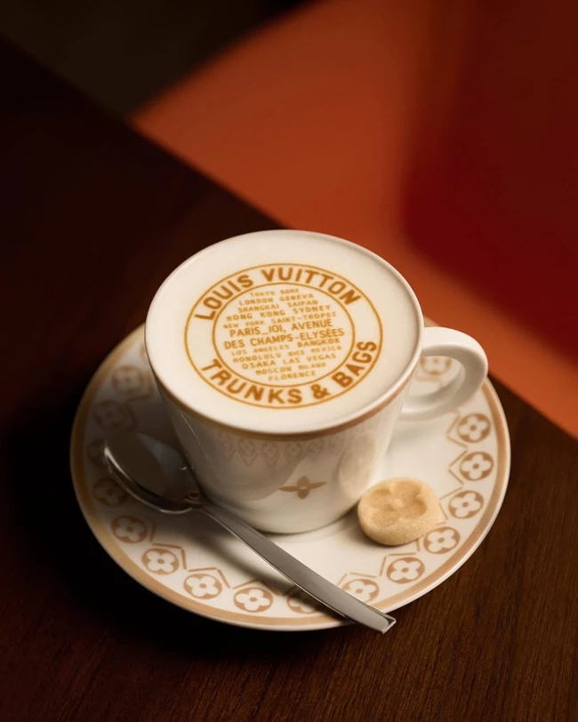 Στο νέο café του οίκου Louis Vuitton στο Λονδίνο