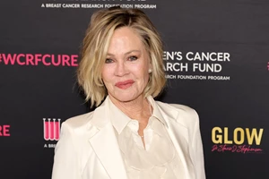 Melanie Griffith | Το ιδιαίτερο παπούτσι που φόρεσε στην τελευταία της δημόσια εμφάνιση μαζί με την κόρη της, Dakota Johnson