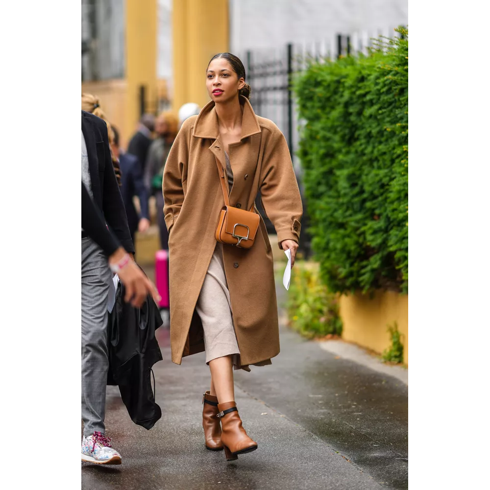 Με μίντι φόρεμα + ankle boots