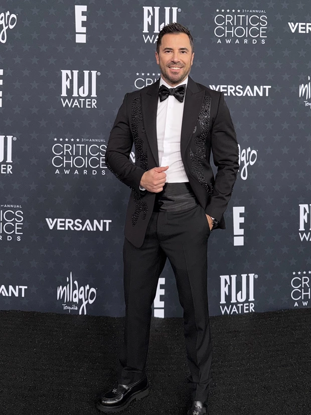 Ο George Satsidis στο κόκκινο χαλί των Critics Choice Awards 2026
