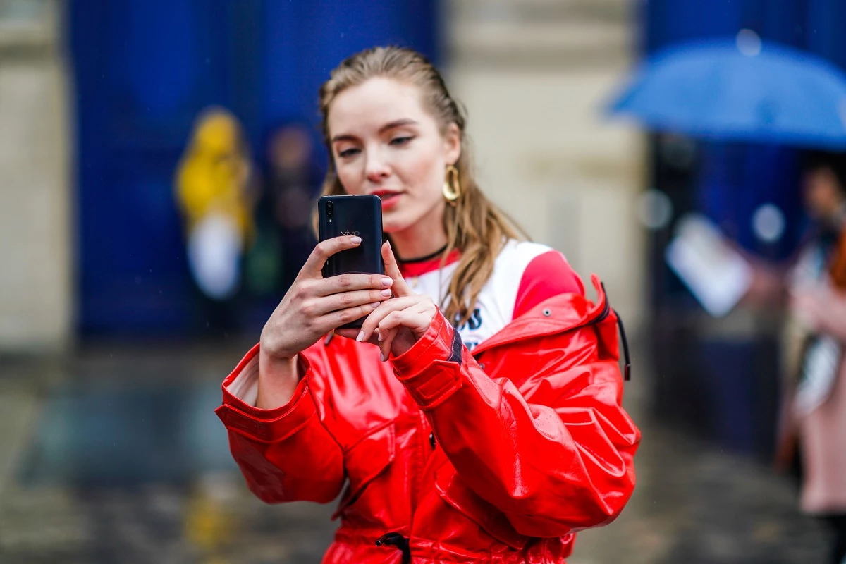 Η Sophie Turner ειρωνεύεται τις influencers