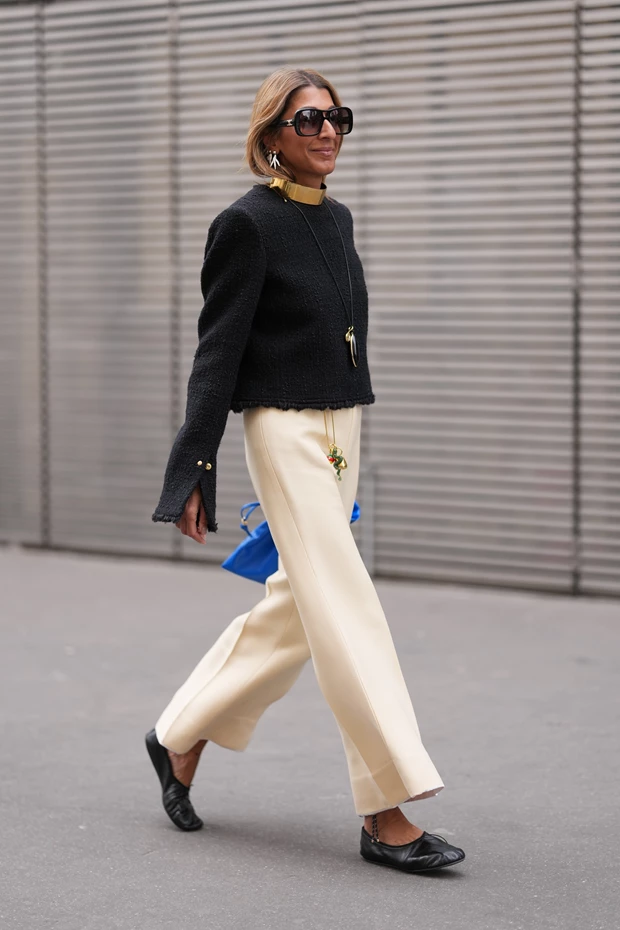 μίνιμαλ look γυναίκα άνω των 50 με παντελόνι και blazer
