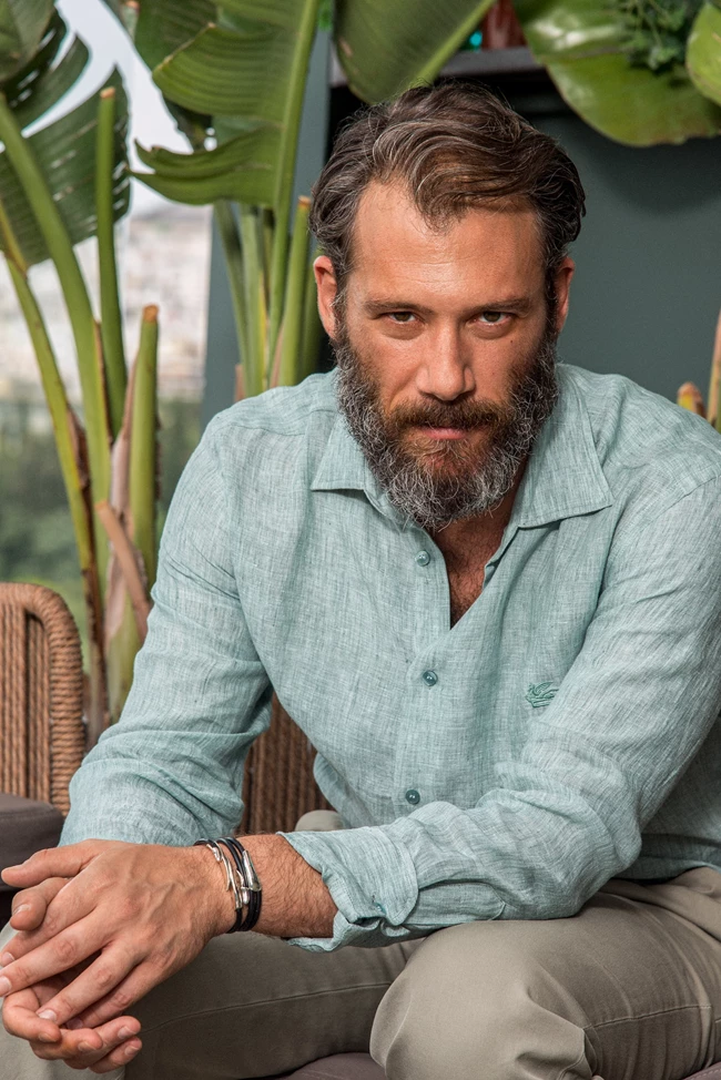 Ο Αντίνοος Αλμπάνης στο Harper's Bazaar: "Έγινα ηθοποιός για να καταλάβω τη ζωή"