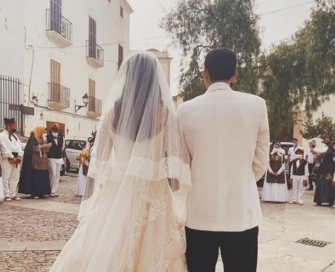 Οι φωτογραφίες από τον καλοκαιρινό γάμο της Gabriella de Givenchy με νυφικό του εμβληματικού οίκου είναι αριστούργημα