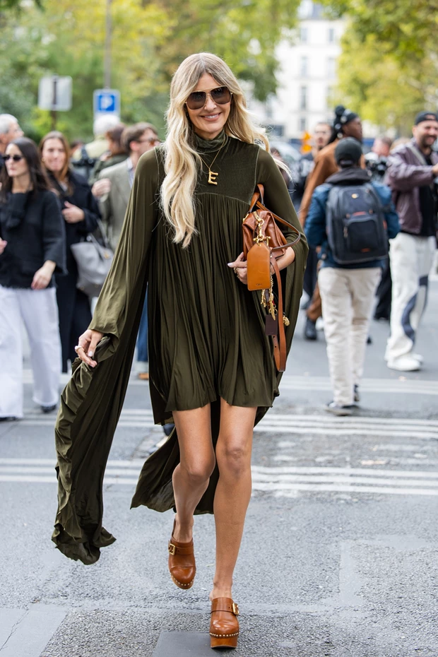 Πώς να Φορέσετε το Λαδί: Φόρεμα με βολάν και ταμπά σαμπό σε street style outfit.