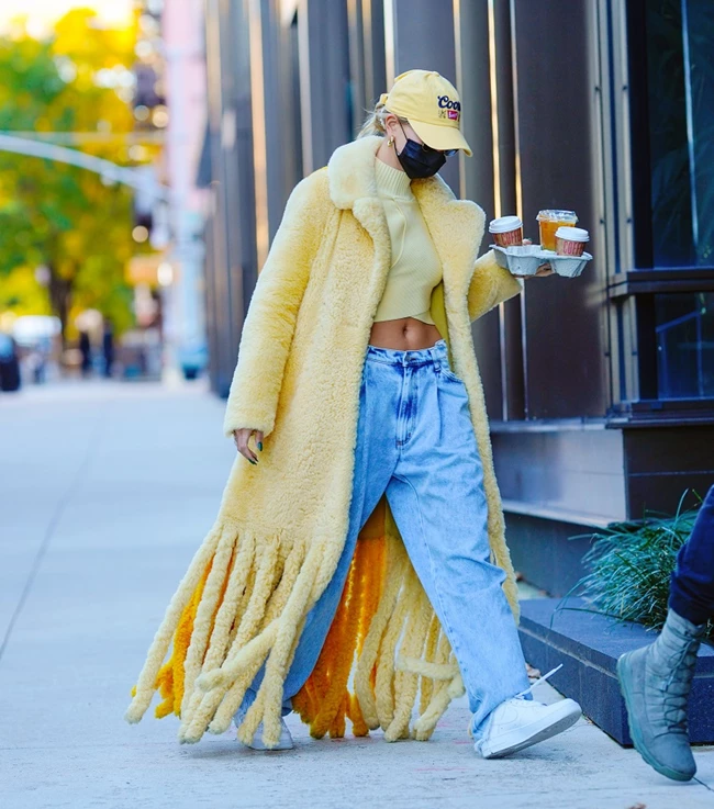 Η Hailey Bieber φόρεσε το Bottega Veneta πανωφόρι της σεζόν