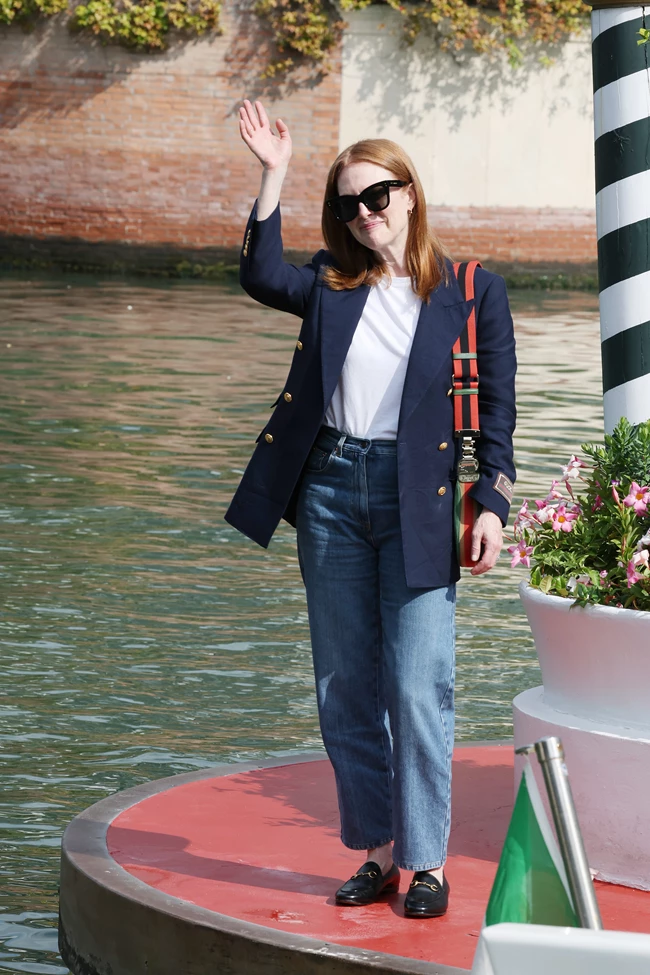 Η Julianne Moore με effortless chic σύνολο κατά την άφιξή της στο Φεστιβάλ Βενετίας