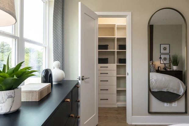 Εύκολα και απλά τρικ για να διπλασιάσετε τον χώρο της ντουλάπας σας