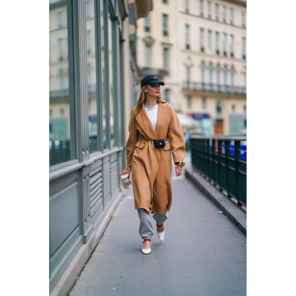 Με belt bag + mary janes