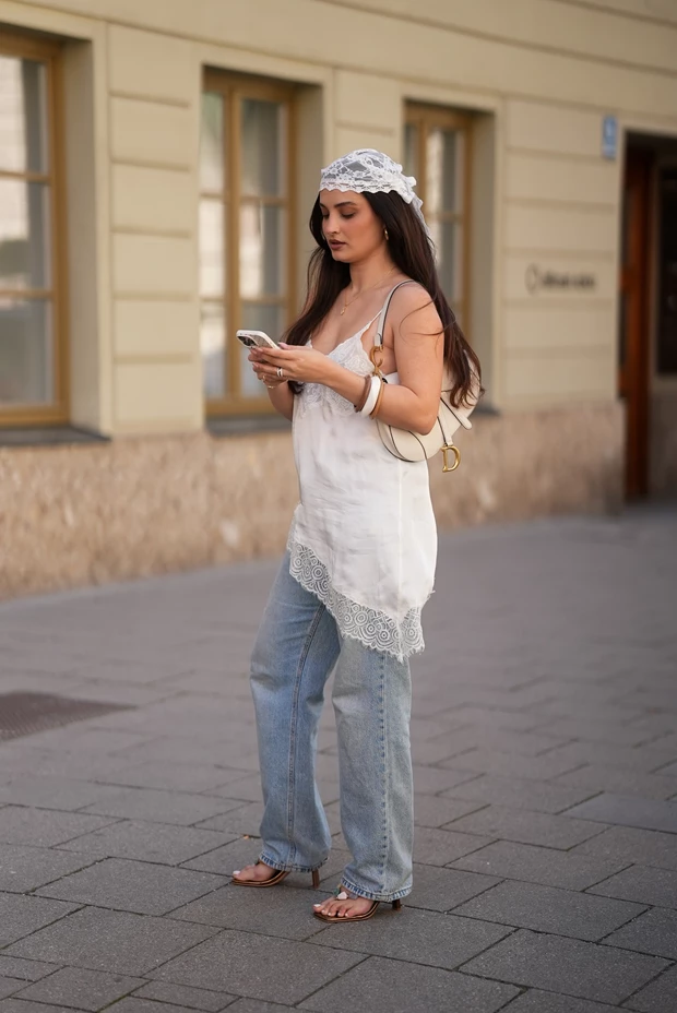 slip φόρεμα συνδυασμένο με denim παντελόνι σε street look