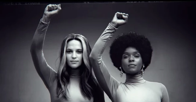 Julianne Moore και Alicia Vikander υποδύονται την Gloria Steinem στη νέα ταινία "The Glorias"