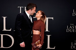 Αρραβωνιάστηκαν η Jennifer Lopez και ο Ben Affleck; | Το διαμαντένιο δαχτυλίδι που ξεκίνησε τις φήμες