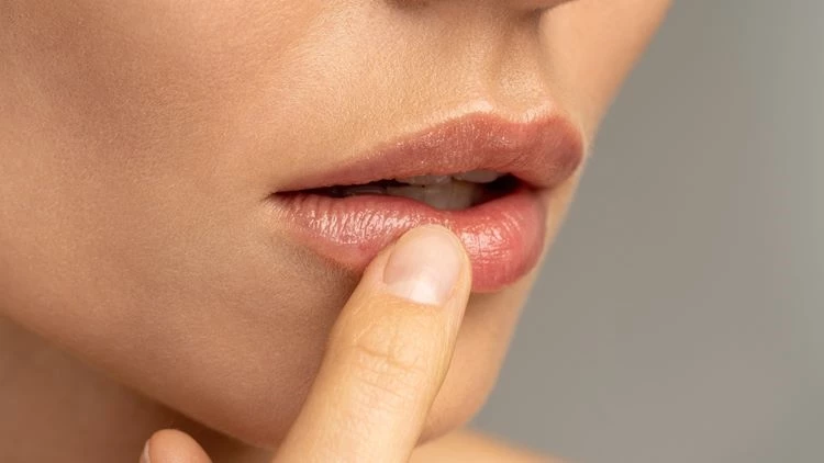 6 ζουμερά lip oils για ενυδατωμένα και λαμπερά χείλη