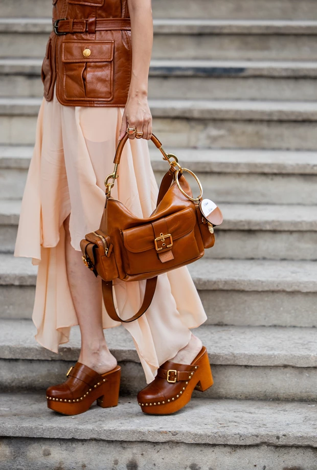 Ψηλά clogs λεπτομέρεια από boho look street style