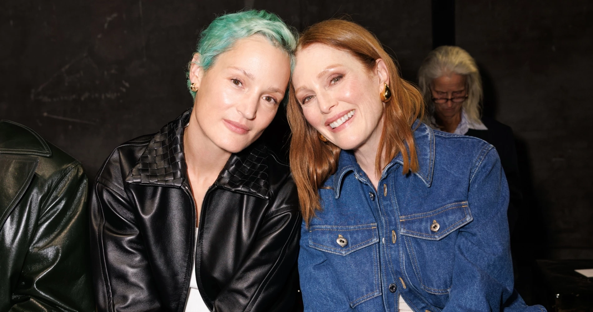 Julianne Moore | Με denim on denim look στο front row του show του οίκου Bottega Veneta