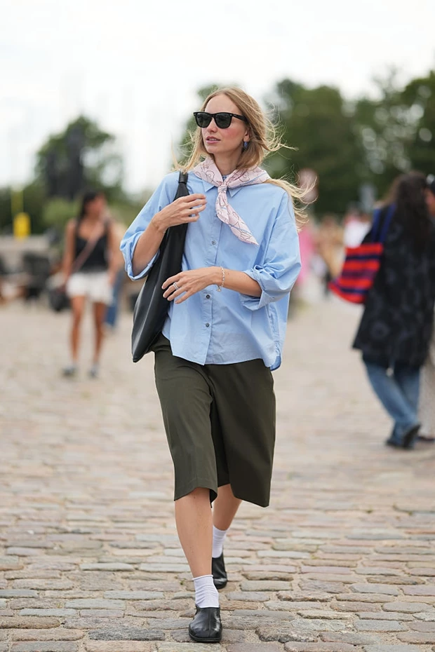 STREET LOOK μεταβατικό outfit με βερμούδα χακί, γαλάζιο πουκάμισο και μαντίλι