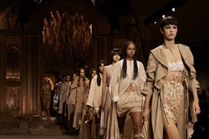 Η αναπολογητική ultra-chic κομψότητα της Saint Laurent SS'23