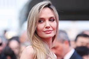 Ο Brad Pitt μπερδεύει τους θαυμαστές του με μια εντυπωσιακή χειρονομία προς την Jennifer Aniston