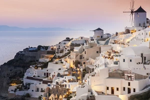 "Αντίο Σαντορίνη": Αυτό το ελληνικό νησί επιλέγουν τώρα οι Γάλλοι - Είναι πιο ειδυλλιακό και χωρίς τουρίστες