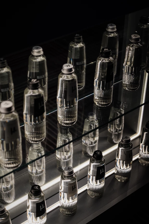 Black & White Party |  Το μ. Artisan Water έκανε την πιο δροσερή εμφάνιση της βραδιάς