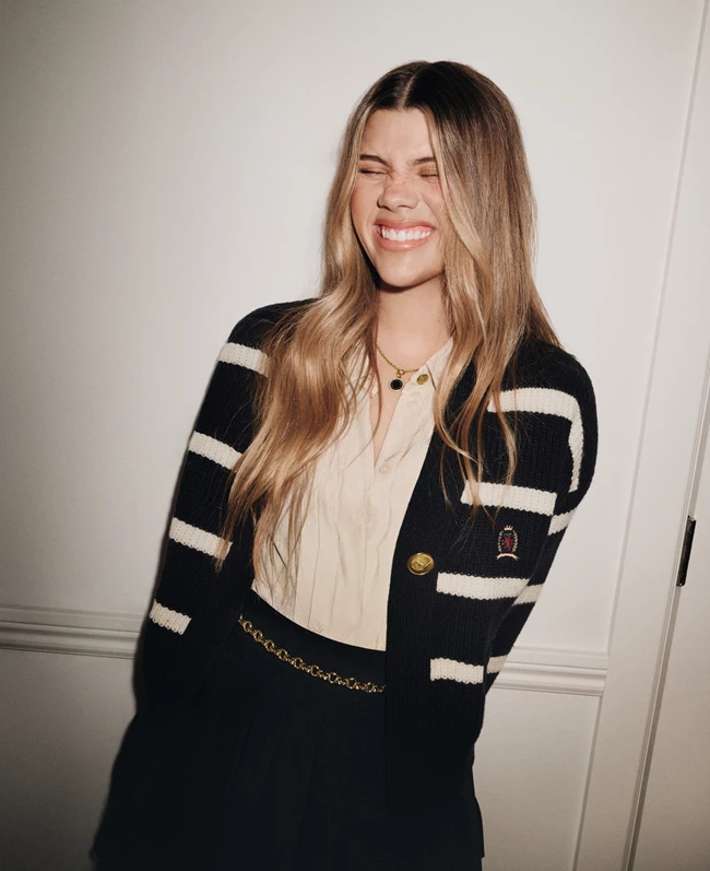 Η Holiday 2024 καμπάνια της Tommy Hilfiger με πρωταγωνίστρια τη Sofia Richie
