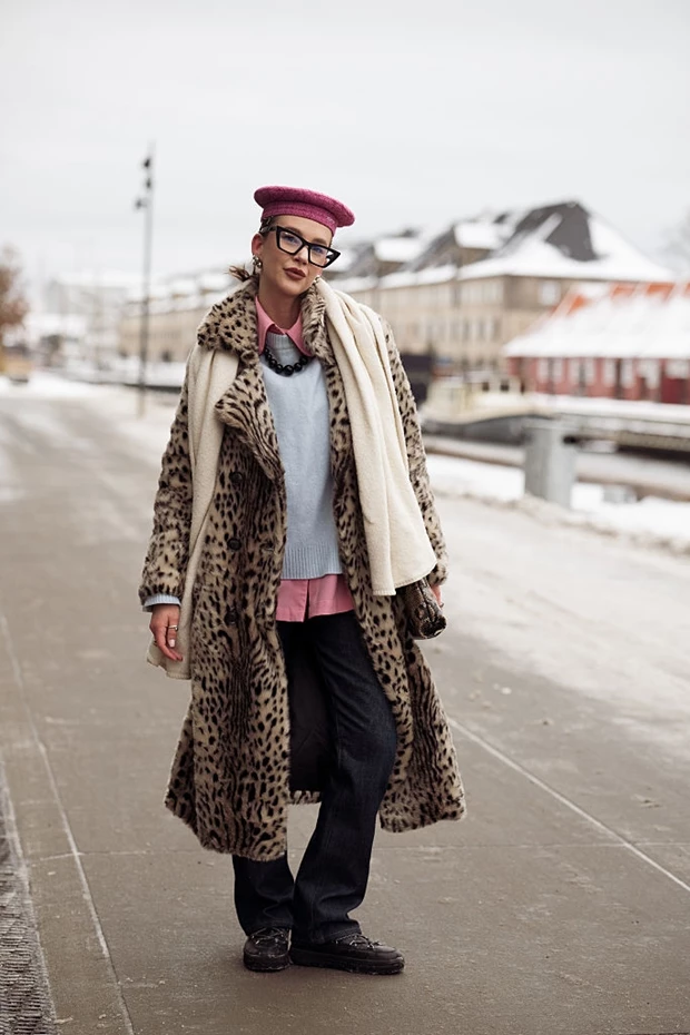 Street style Κοπεγχάγη: λεοπάρ παλτό, layering με πουκάμισο και κασκόλ, relaxed παντελόνι