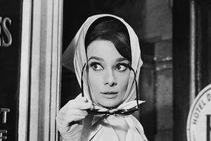 Audrey Hepburn | Η παραγωγός του 'Good Wife' θα γράψει τη σειρά για τη ζωή της