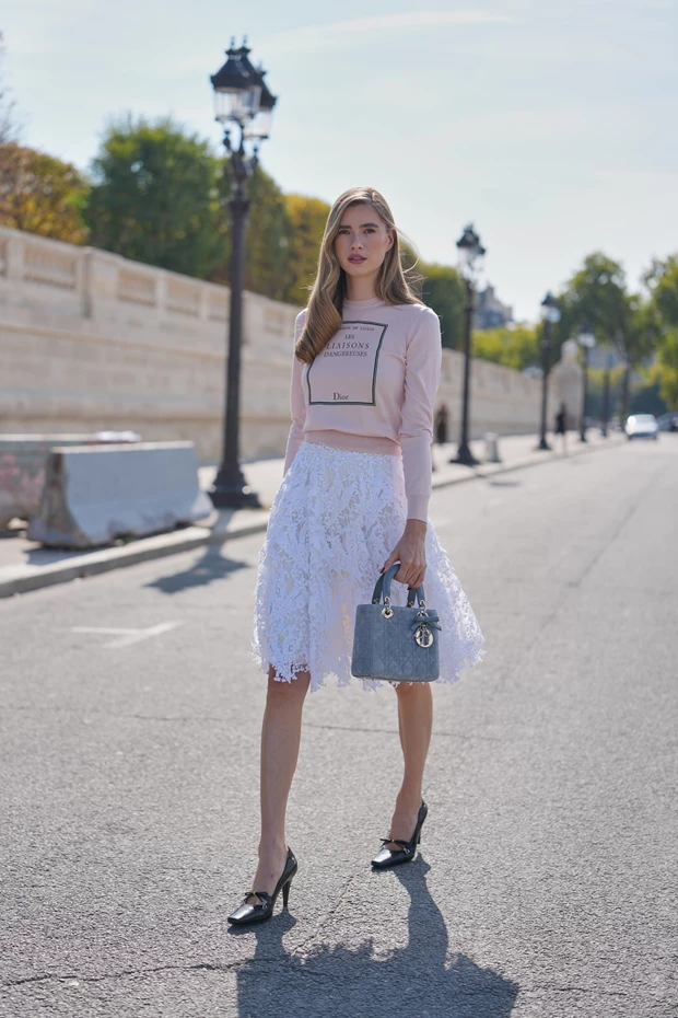 Street look στο Παρίσι με δαντελένια Α line φούστα